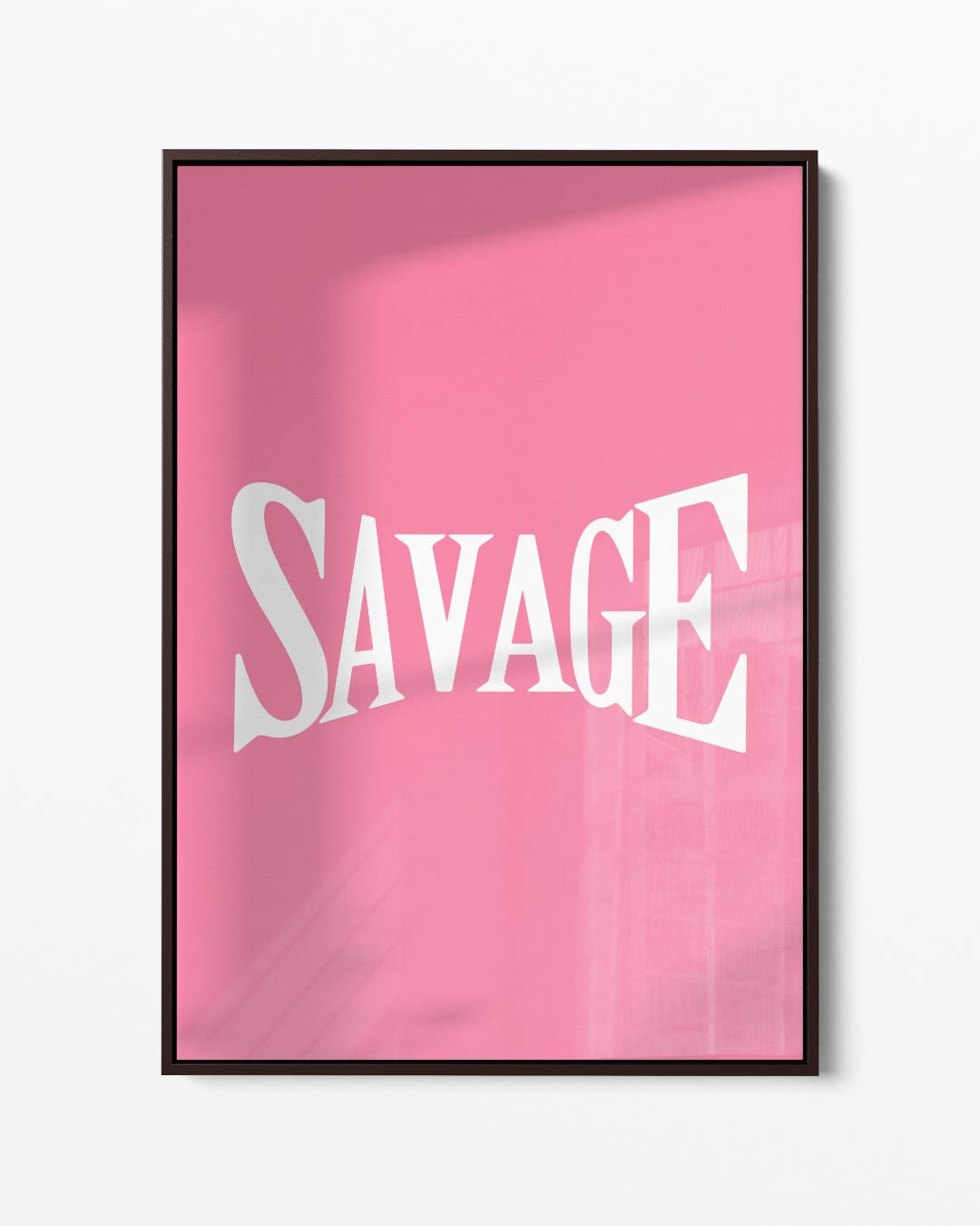 Gedurfde Typografie op Roze – portret kunstwerk als wanddecoratie