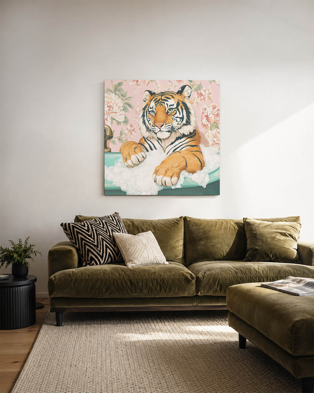 Tijger in bad kunstwerk – sfeerbeeld – dit kunstwerk toont een tijger ontspannen in een badkuip, omringd door bloemen op een