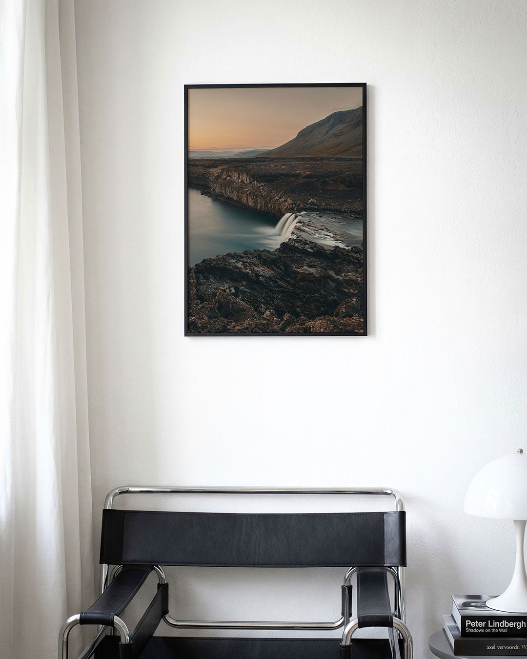 Rustige waterval poster – derde productweergave – deze poster toont een serene waterval in een ruig landschap bij