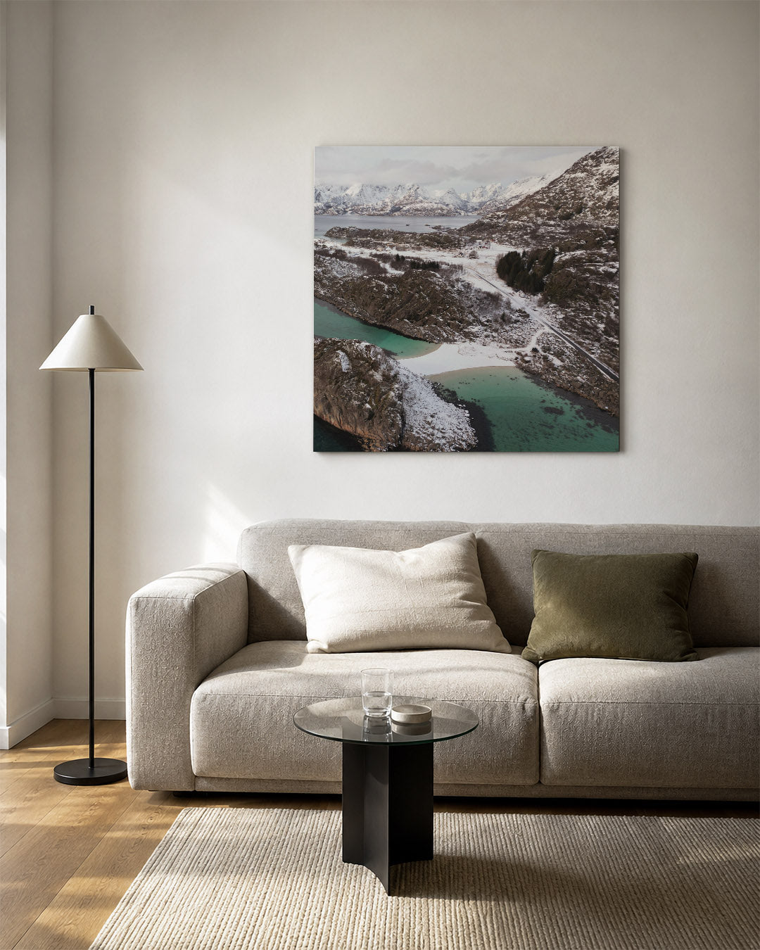 Berglandschap met sneeuw kunstwerk – vierkante wanddecoratie – een serene winterse scène met besneeuwde bergen en een