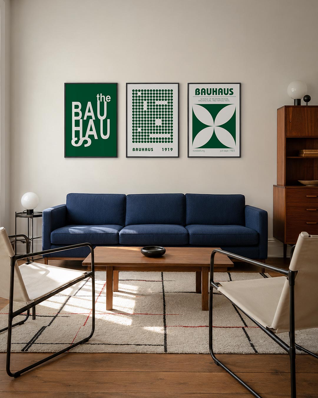 Typografisch spel driedelige posterset – witte letters dansen op een donkergroene achtergrond. De compositie speelt met