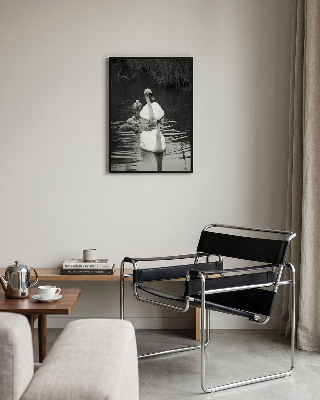 Zwanenfamilie in water poster – tweede productweergave – een serene scène van een zwanenfamilie die rustig in het water