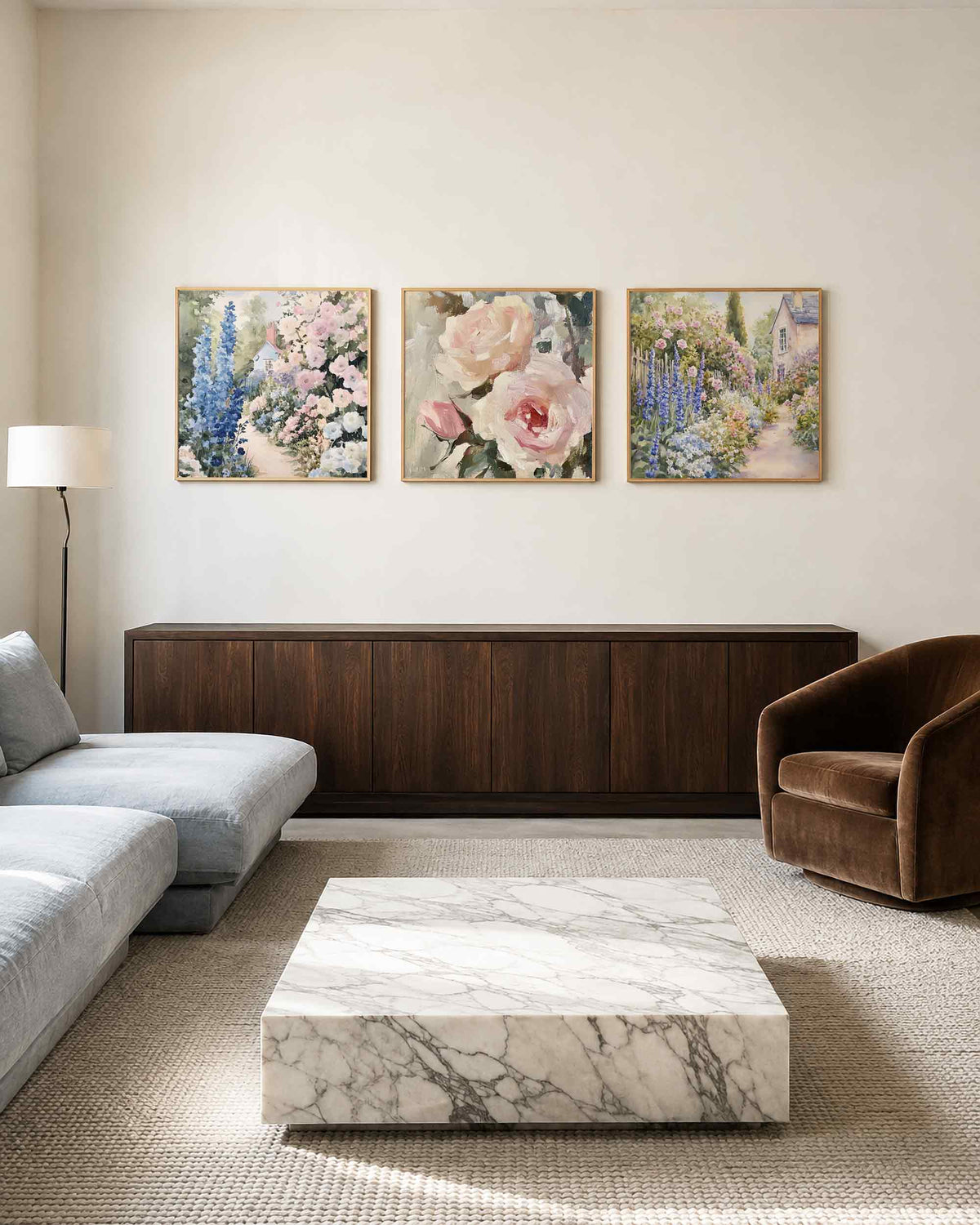 Interieurpresentatie van een driedelige vierkante posterset met bloementuin met huis