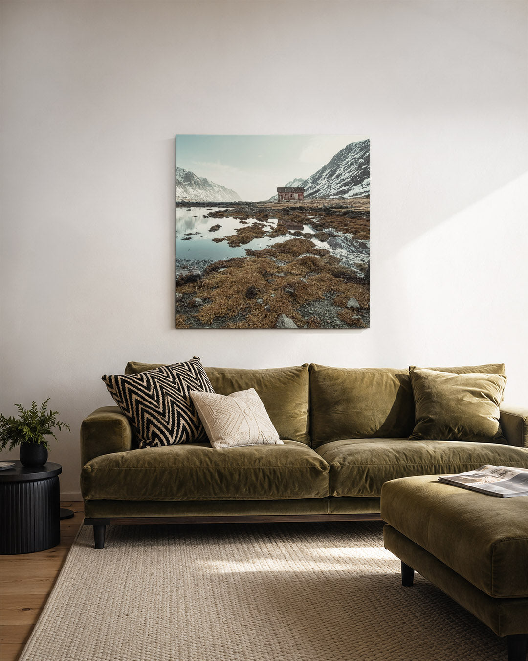 Berglandschap kunstwerk – derde productweergave – een scène met een hut omringd door bergen en water. De reflecties en