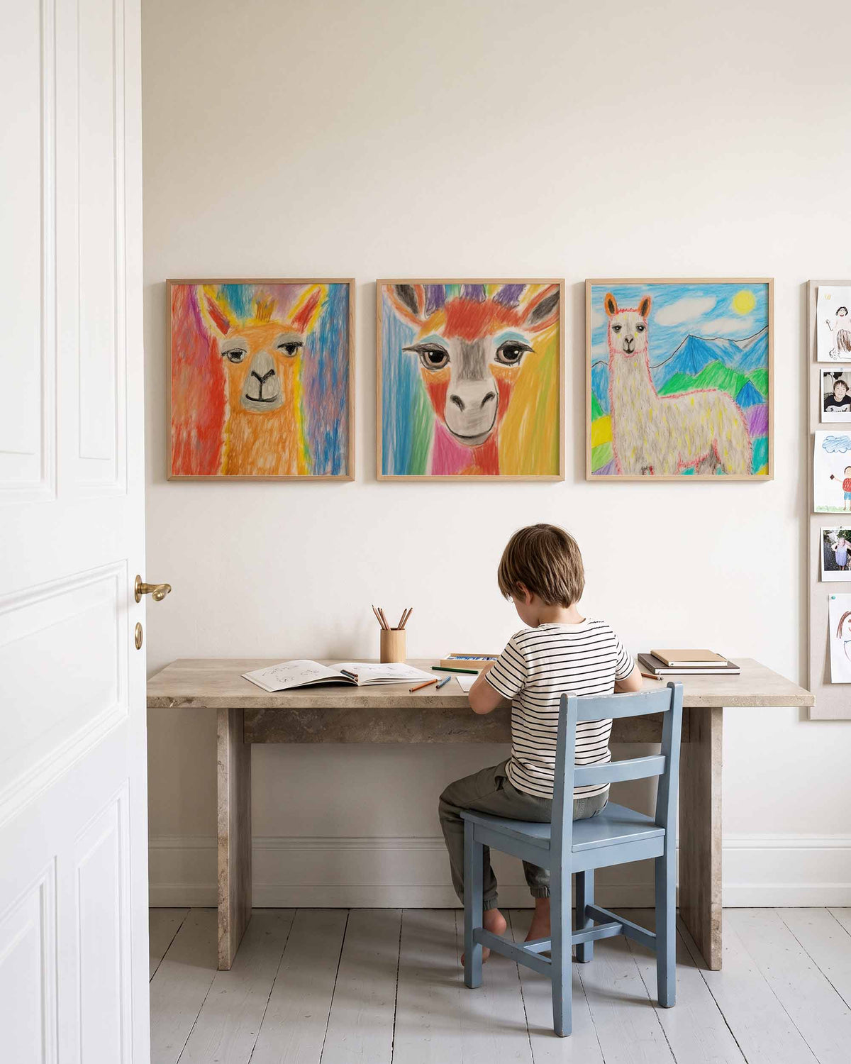 Interieurpresentatie van een driedelige vierkante posterset met kleurrijke dieren