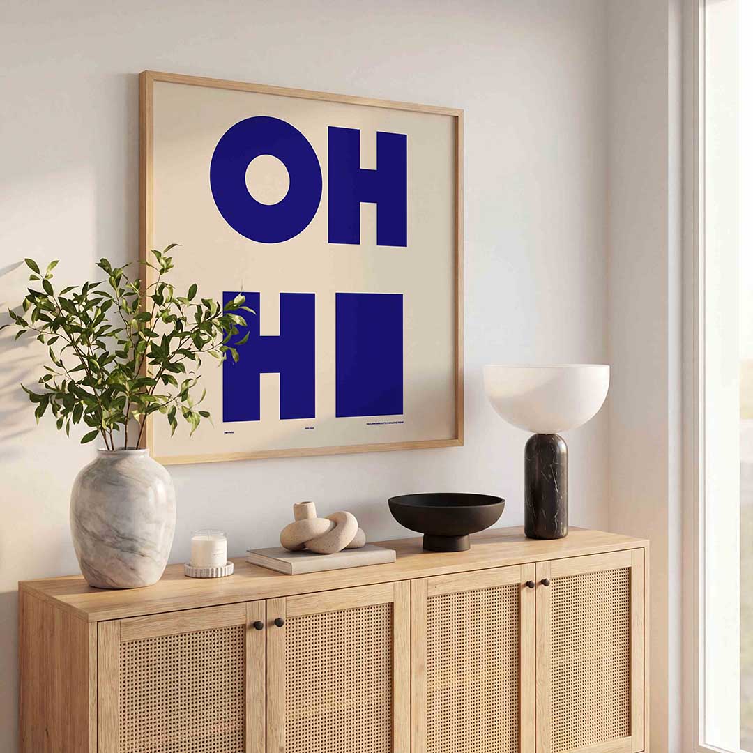 Grote blauwe letters – kleurrijke poster in vierkant formaat