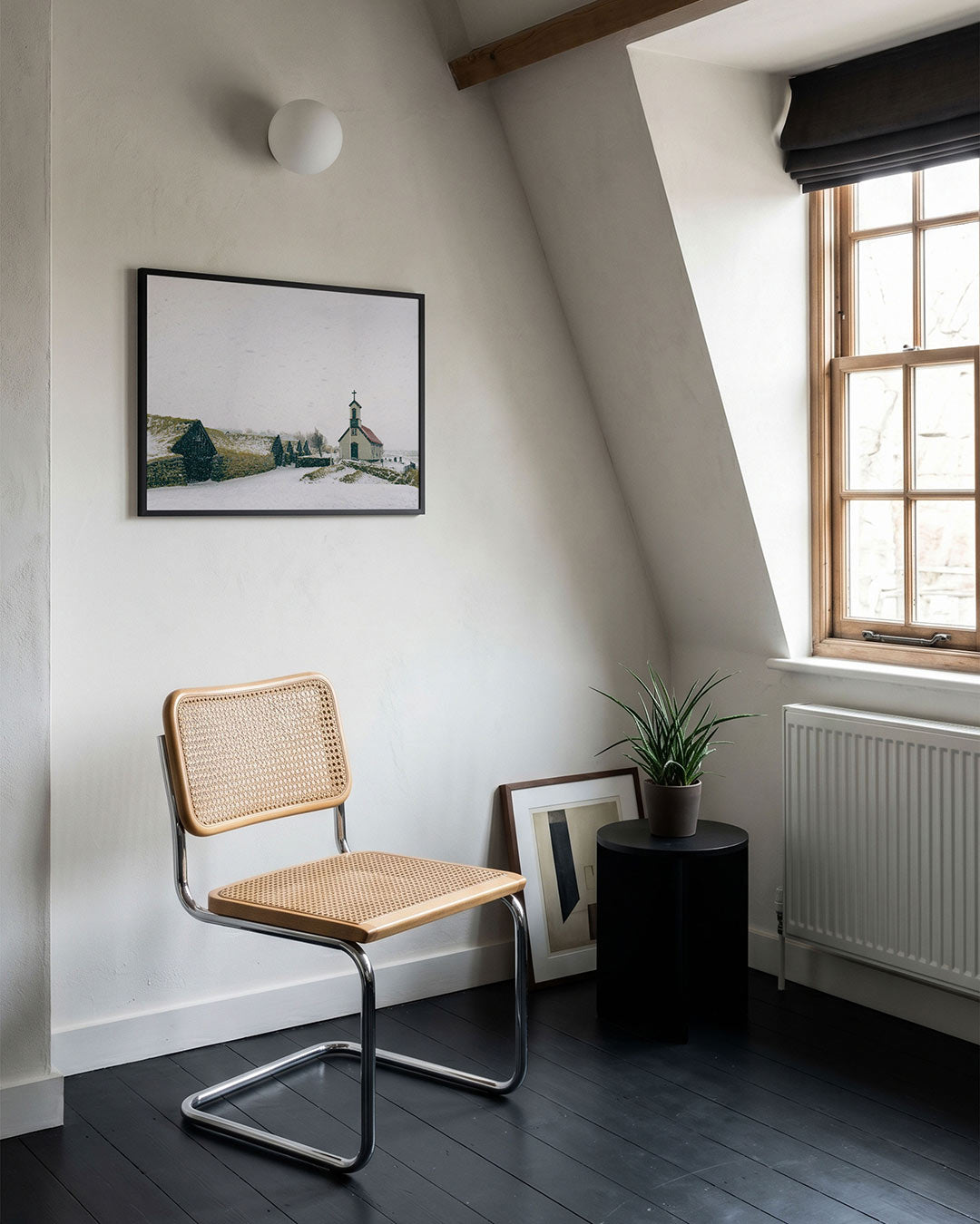 Winterlandschap poster – tweede productweergave – een winterse scène met een gebouw en huisjes bedekt met sneeuw. De