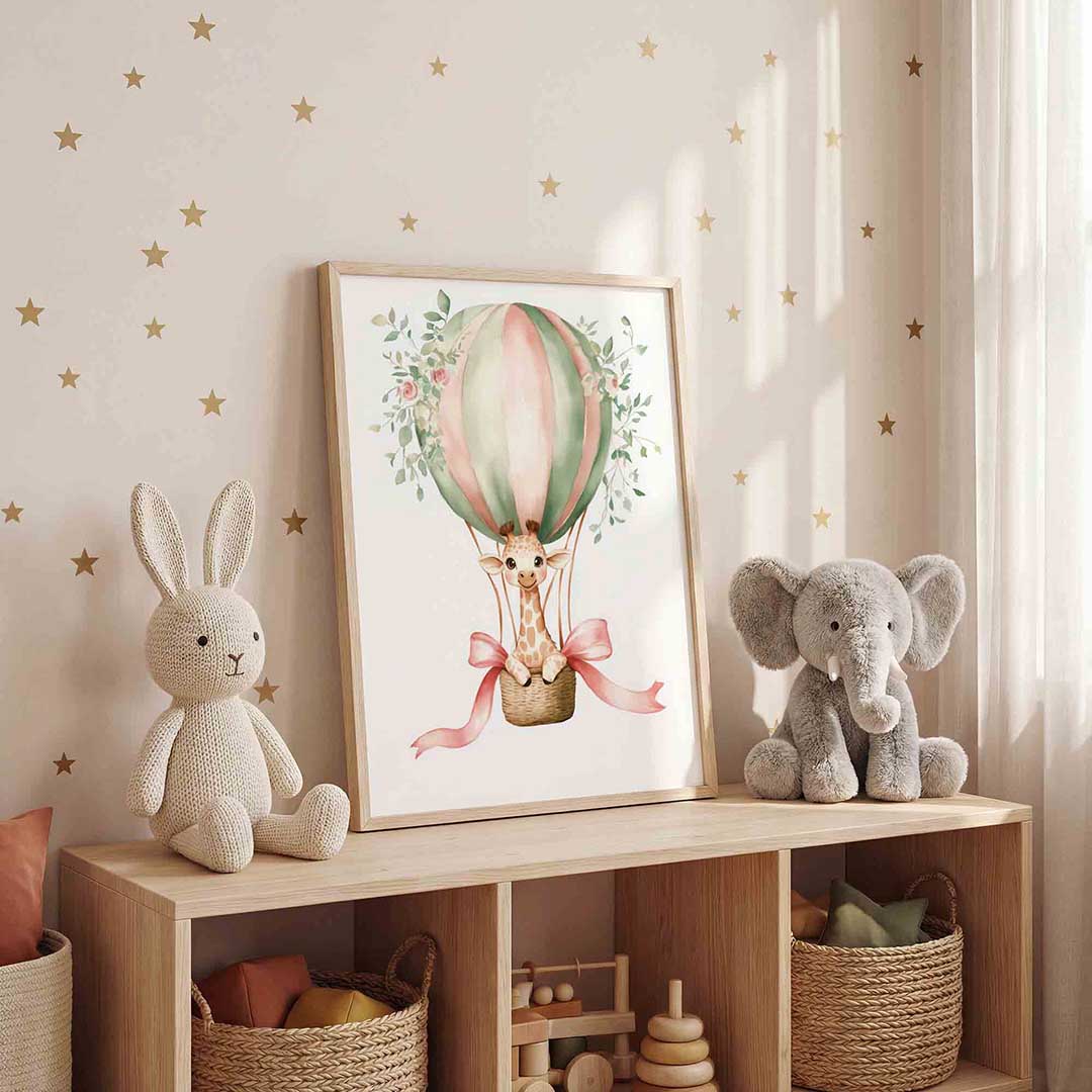 Giraffe in luchtballon – staande kinderkamer wanddecoratie van WallArtistic