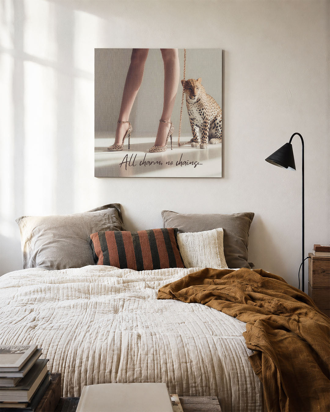 Elegante dierenprint kunstwerk – detailweergave – dit werk toont slanke benen in hoge hakken naast een sierlijke luipaard. De