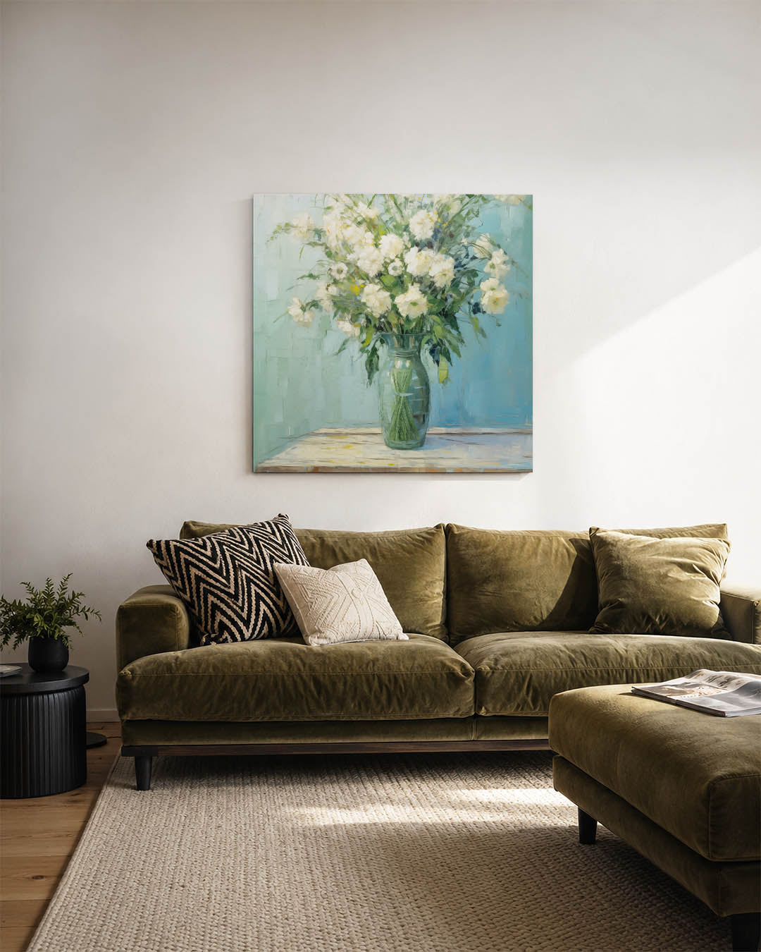 Bloemen in vaas kunstwerk – sfeerbeeld – dit werk toont een glazen vaas met witte bloemen en groene bladeren tegen een blauwe