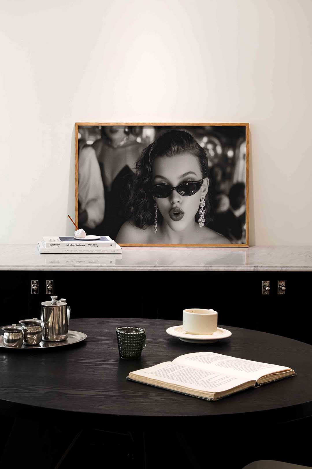 Vrouw met zonnebril – portret poster in liggend formaat