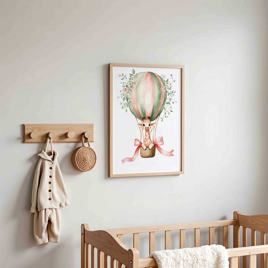 Giraffe in luchtballon – kinderposter in staand formaat