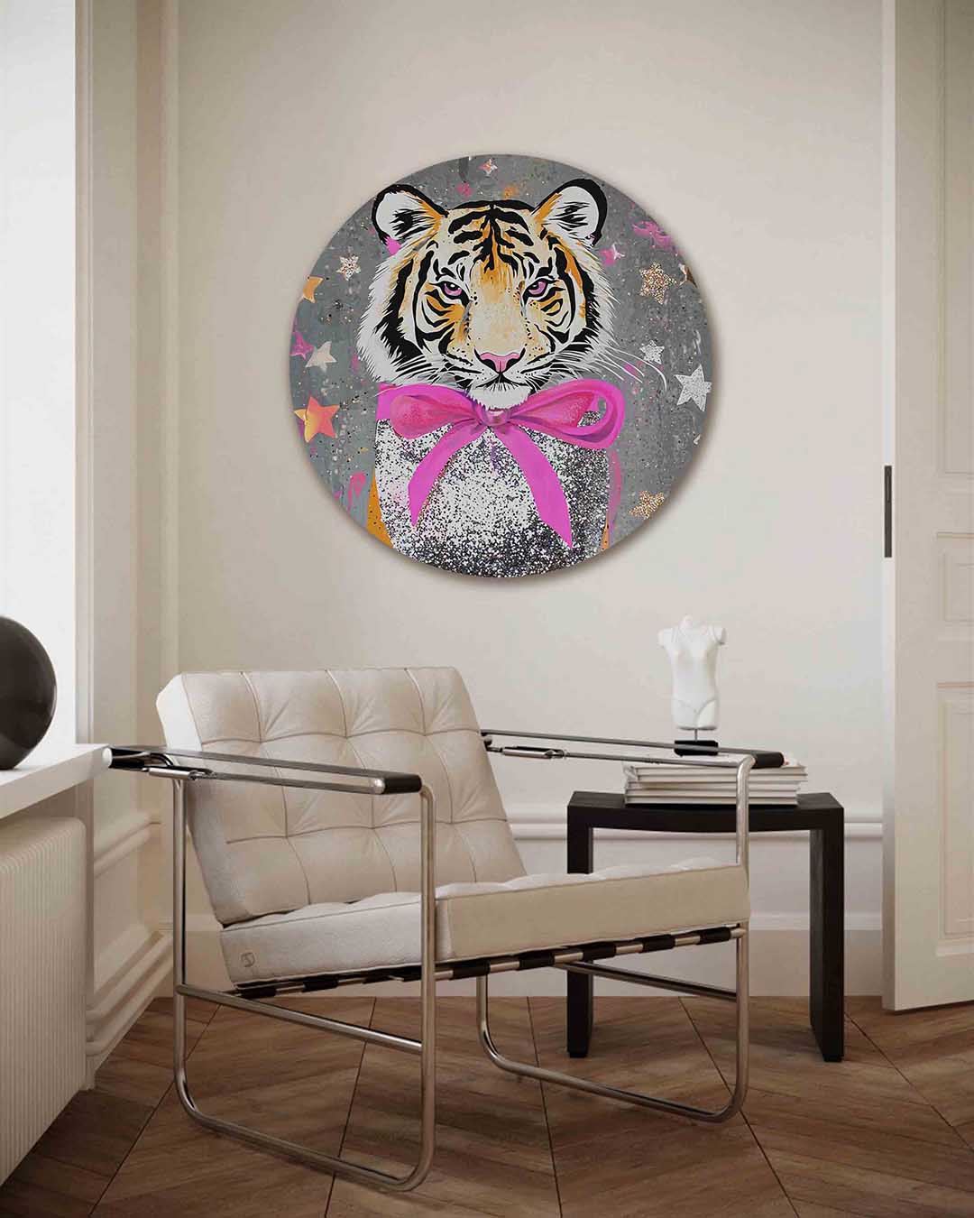 Tijger met roze strik – kleurrijke illustratie muurcirkel als wanddecoratie