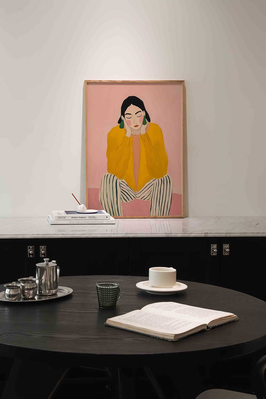 Vrouw in gele trui – moderne poster in staand formaat