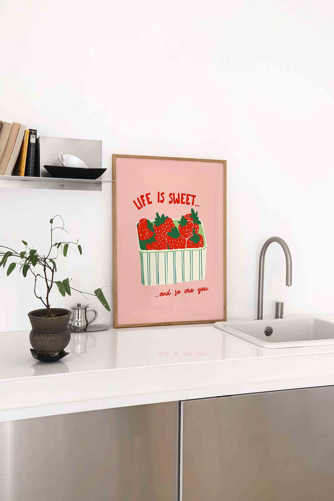 Aardbeien in mand – staande keuken wanddecoratie van WallArtistic