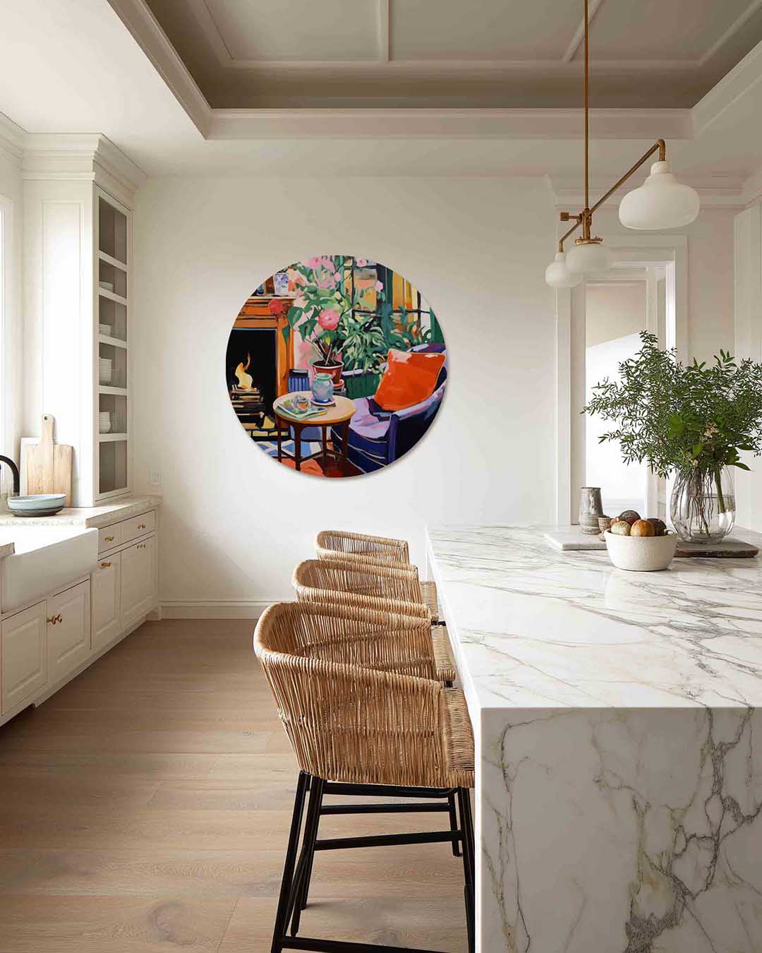 Interieur met open haard – abstracte muurcirkel als ronde wanddecoratie