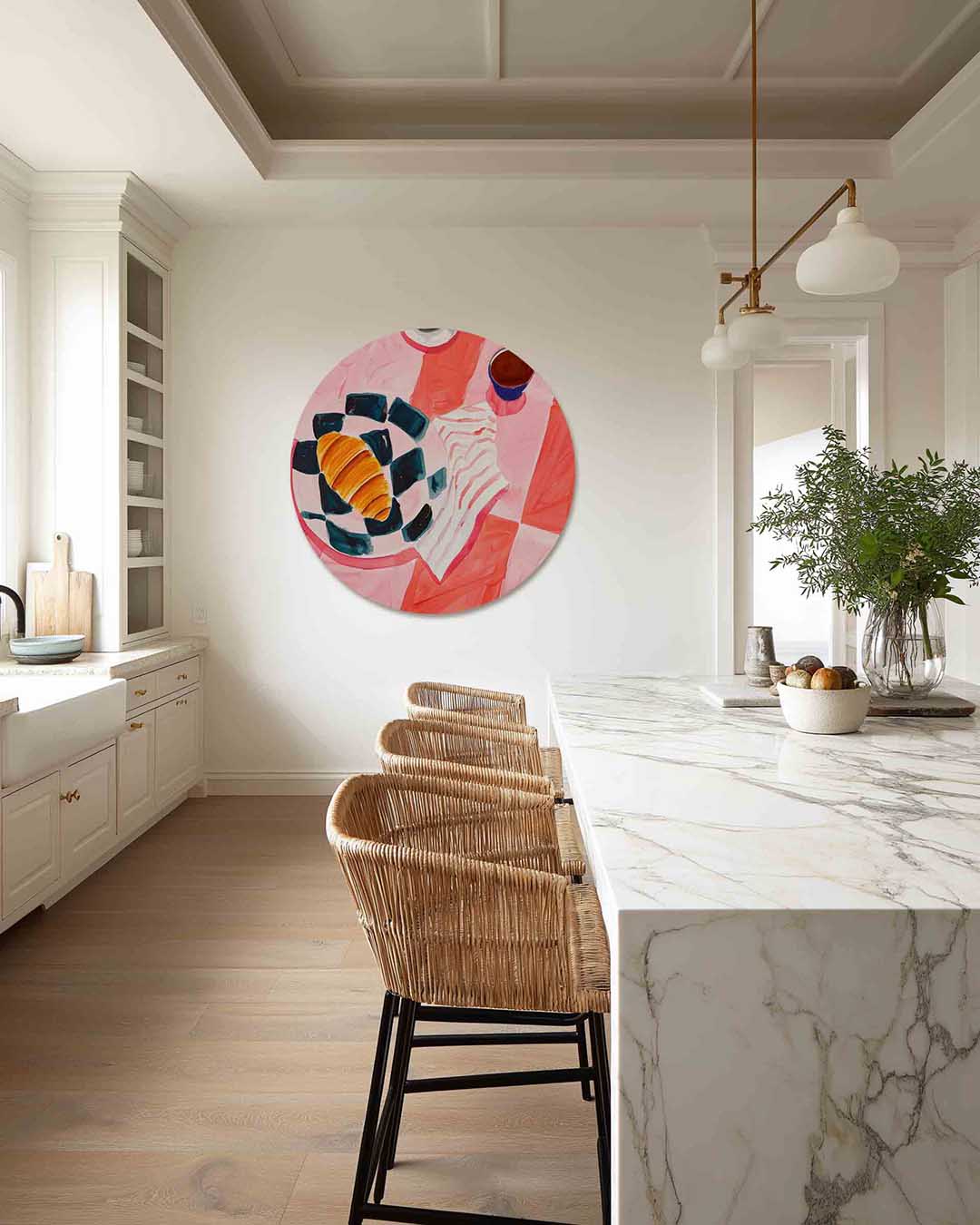 Ontbijt met croissant – abstracte muurcirkel als ronde wanddecoratie