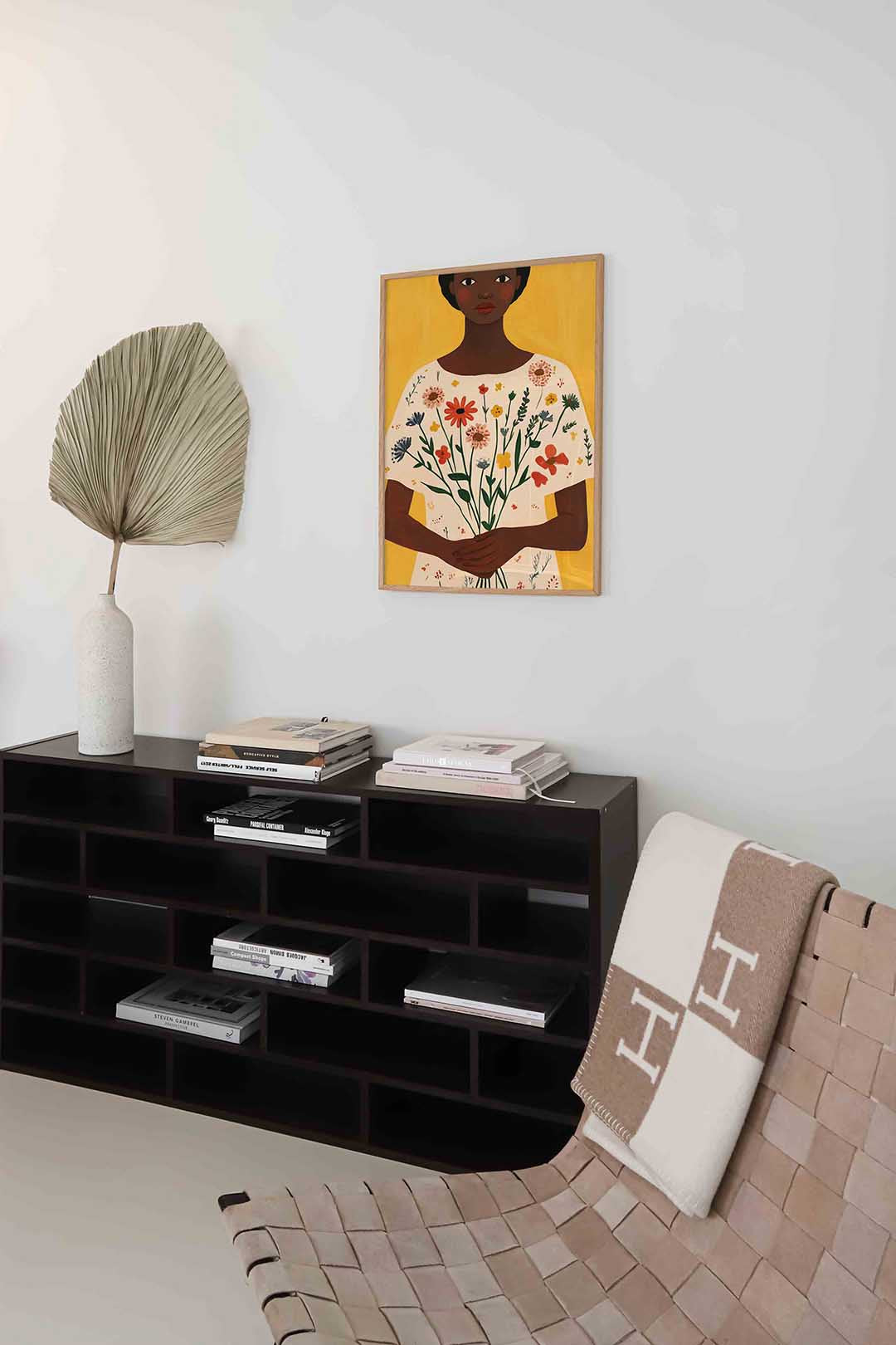 Vrouw met bloemen – staande moderne wanddecoratie van WallArtistic
