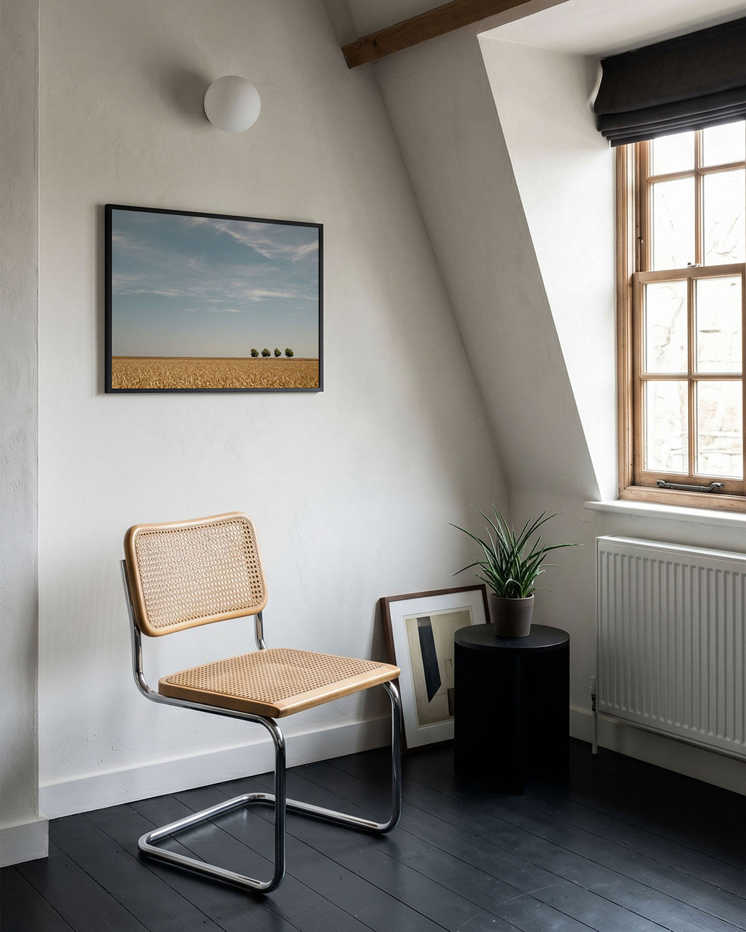 Rustige landschap poster – tweede productweergave – deze poster toont een uitgestrekt veld met vier bomen aan de horizon