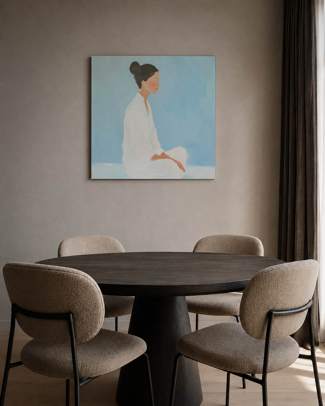 Serene meditatie kunstwerk – tweede productweergave – dit kunstwerk toont een zittende figuur in een rustige pose tegen een