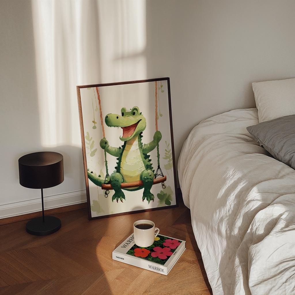 Vrolijke Krokodil op Schommel – staande kinderkamer wanddecoratie van WallArtistic