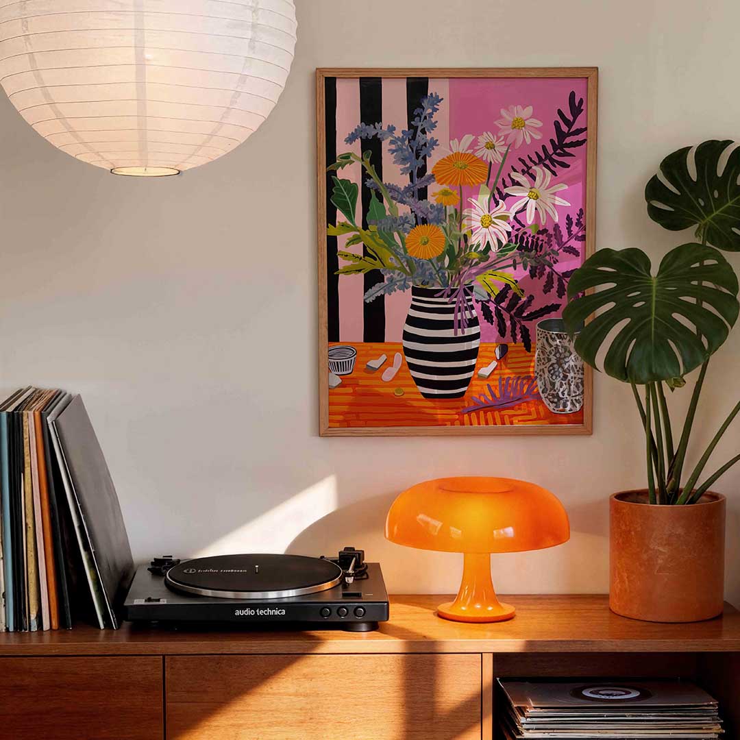 Bloemen in gestreepte vaas – staande bloemen wanddecoratie van WallArtistic