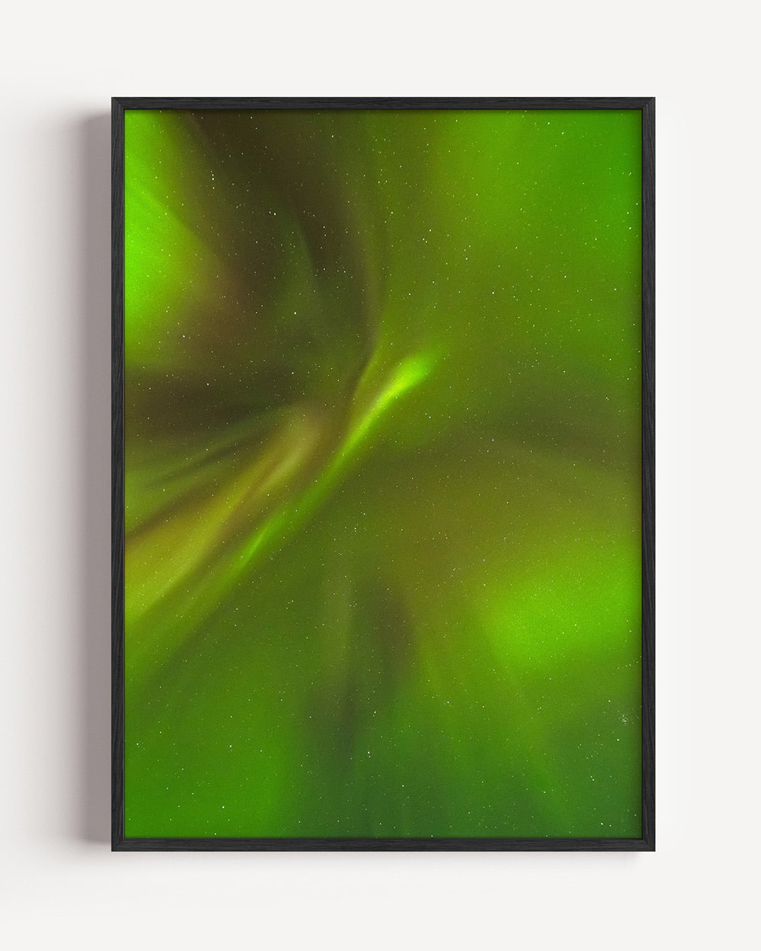 Groene lichtslierten poster – portret wanddecoratie – deze poster toont een dynamisch spel van groene lichtslierten tegen een