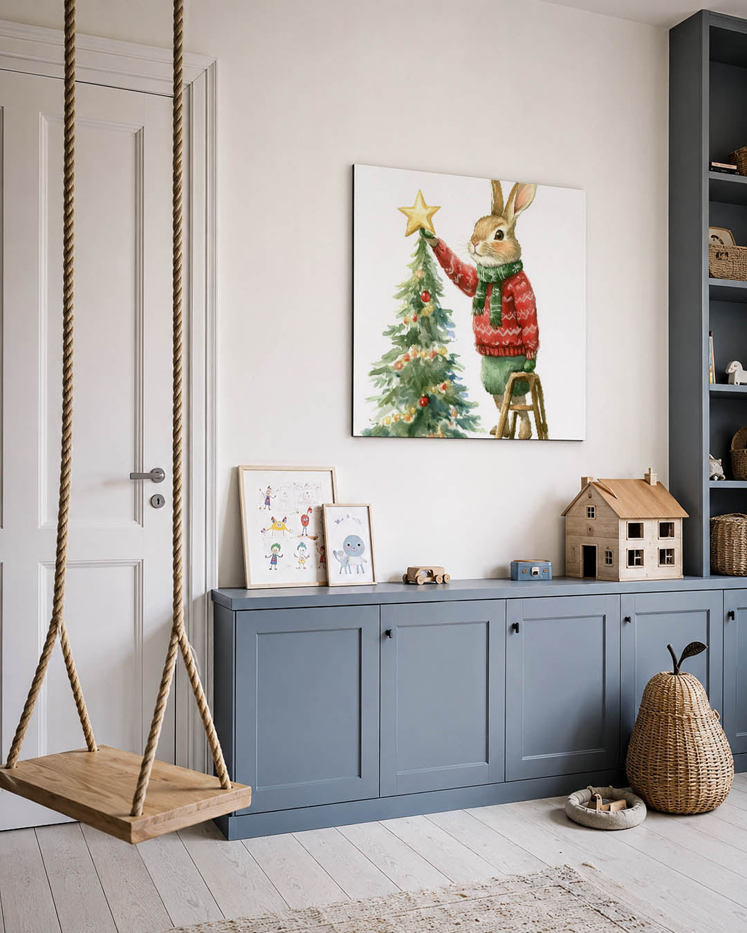 Kerstkonijn met boom kunstwerk – vierkante wanddecoratie – een konijn in een rode trui en groene sjaal versiert een kerstboom