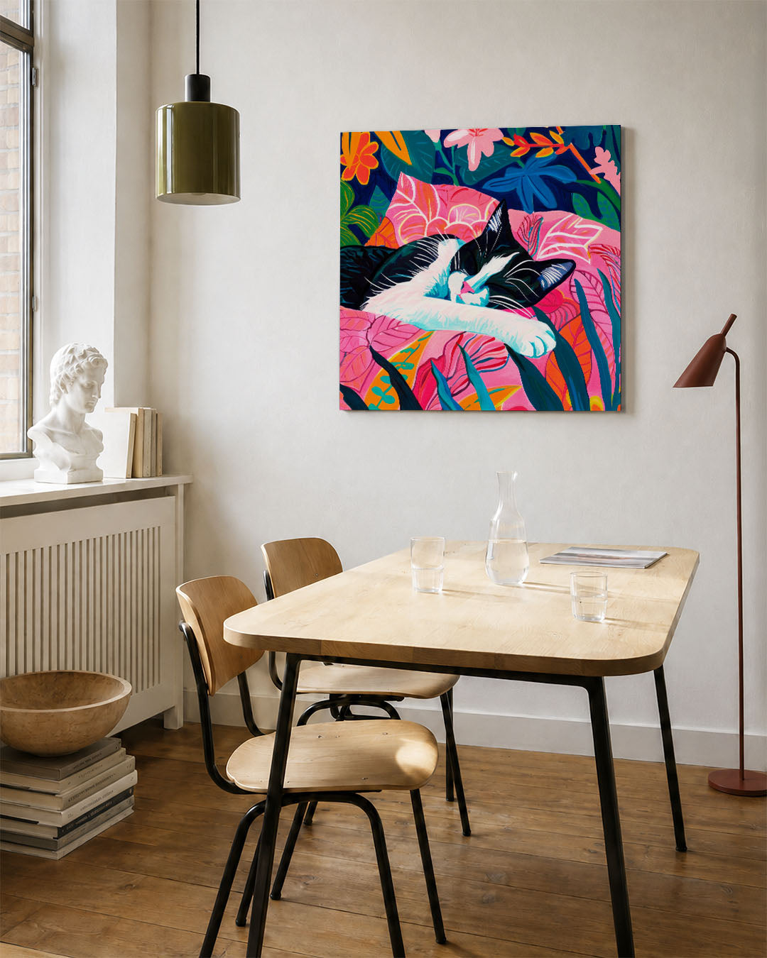 Dromerige kat kunstwerk – vierkante wanddecoratie – dit kunstwerk toont een ontspannen kat te midden van levendige bladeren