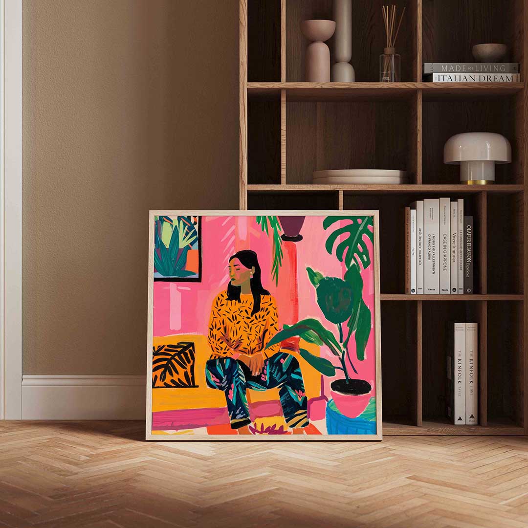 Vrouw op bank – kleurrijke vierkante wanddecoratie van WallArtistic