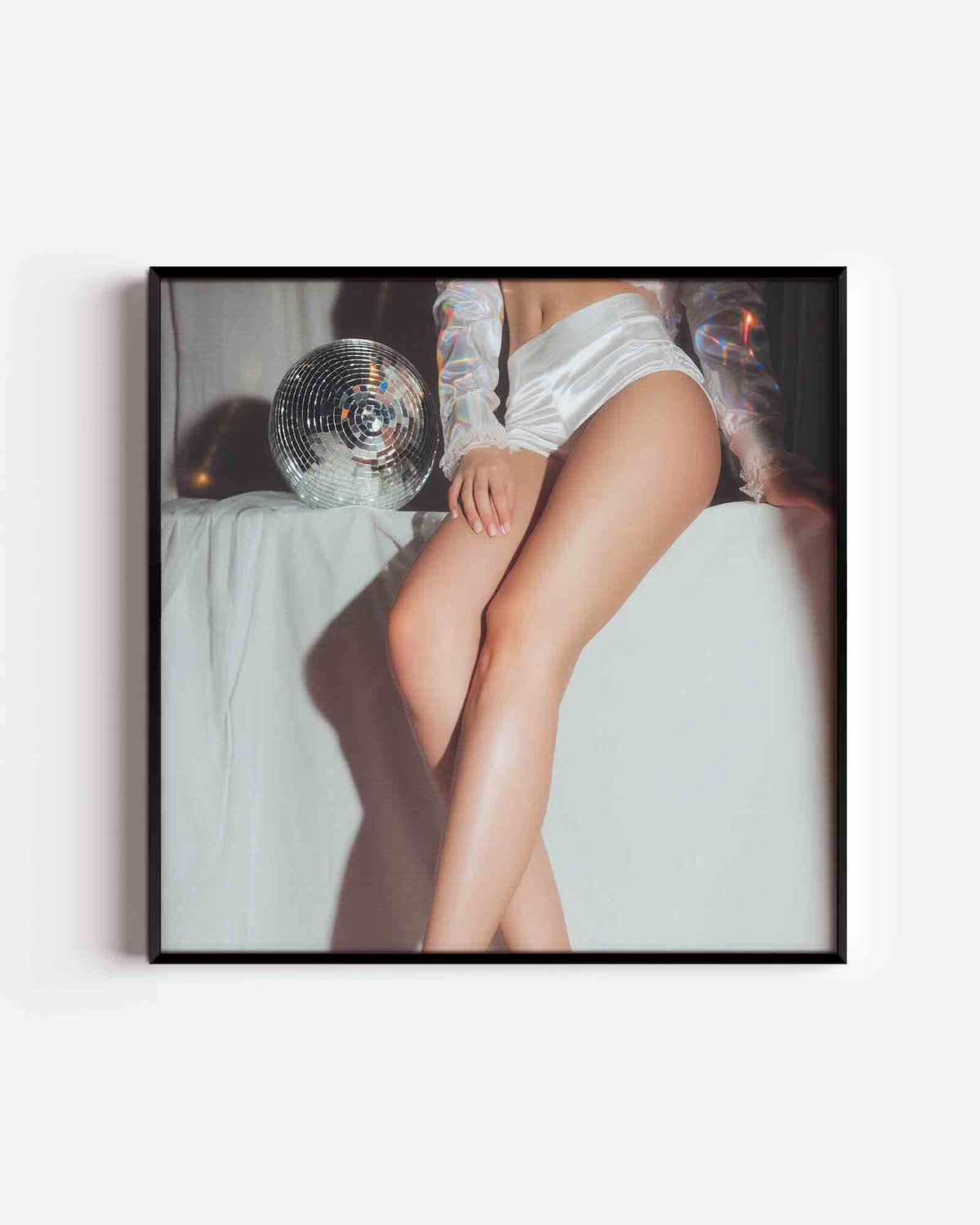 Glanzende outfit en discobal – Pop Art vierkante poster als wanddecoratie