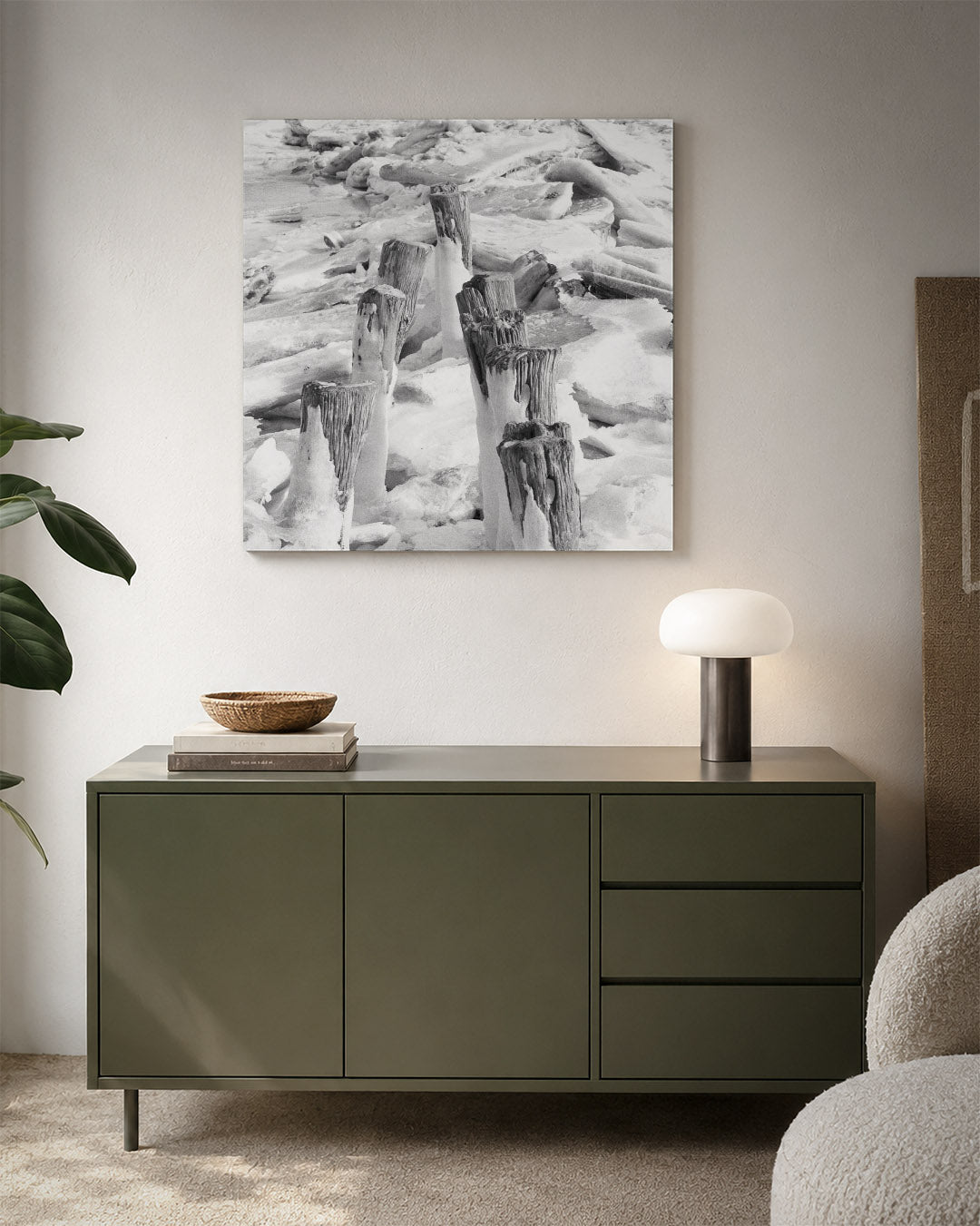 Ijs en hout kunstwerk – detailweergave – deze kunstwerk toont verweerde houten palen omgeven door ijs. De texturen van het