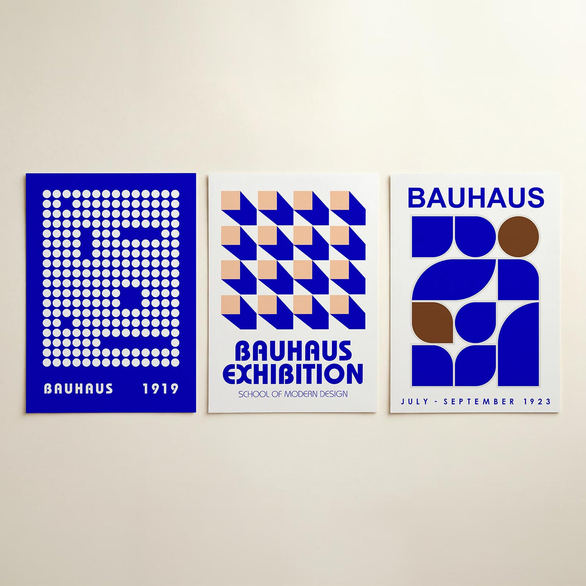 Cirkelpatroon blauw posterset – detailweergave – een levendig blauw vlak met een raster van witte cirkels. De cirkels vormen