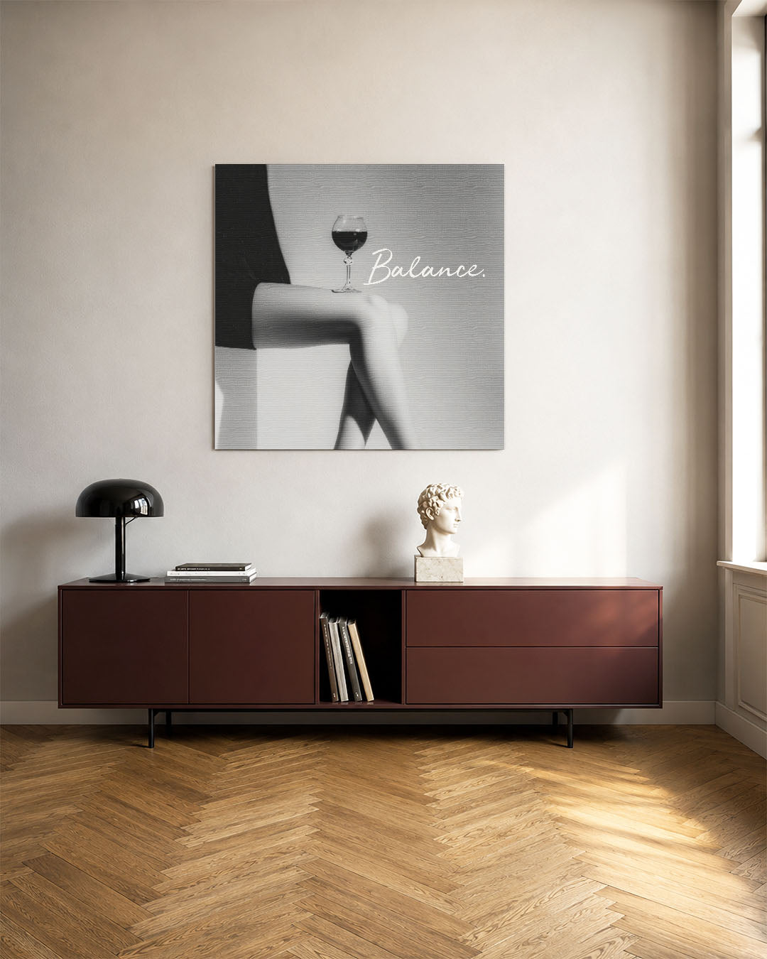 Elegante balans kunstwerk – tweede productweergave – dit kunstwerk toont een glas wijn op een gekruiste been, met het woord