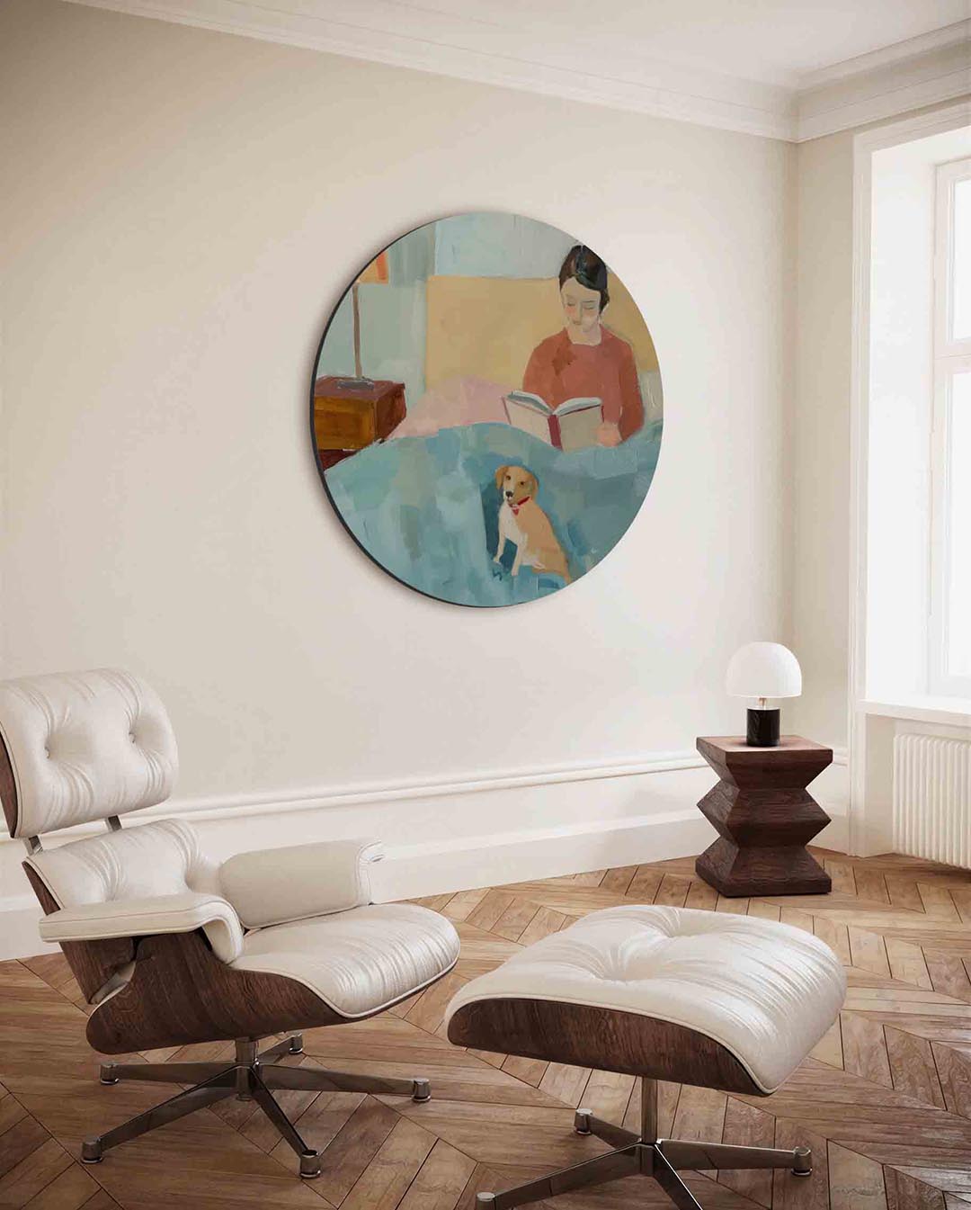 Lezende vrouw met hond – moderne ronde wanddecoratie van WallArtistic