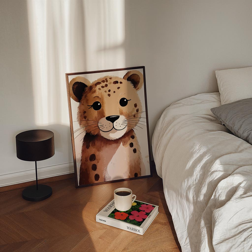 Schattige Baby Luipaard – staande kinderkamer wanddecoratie van WallArtistic