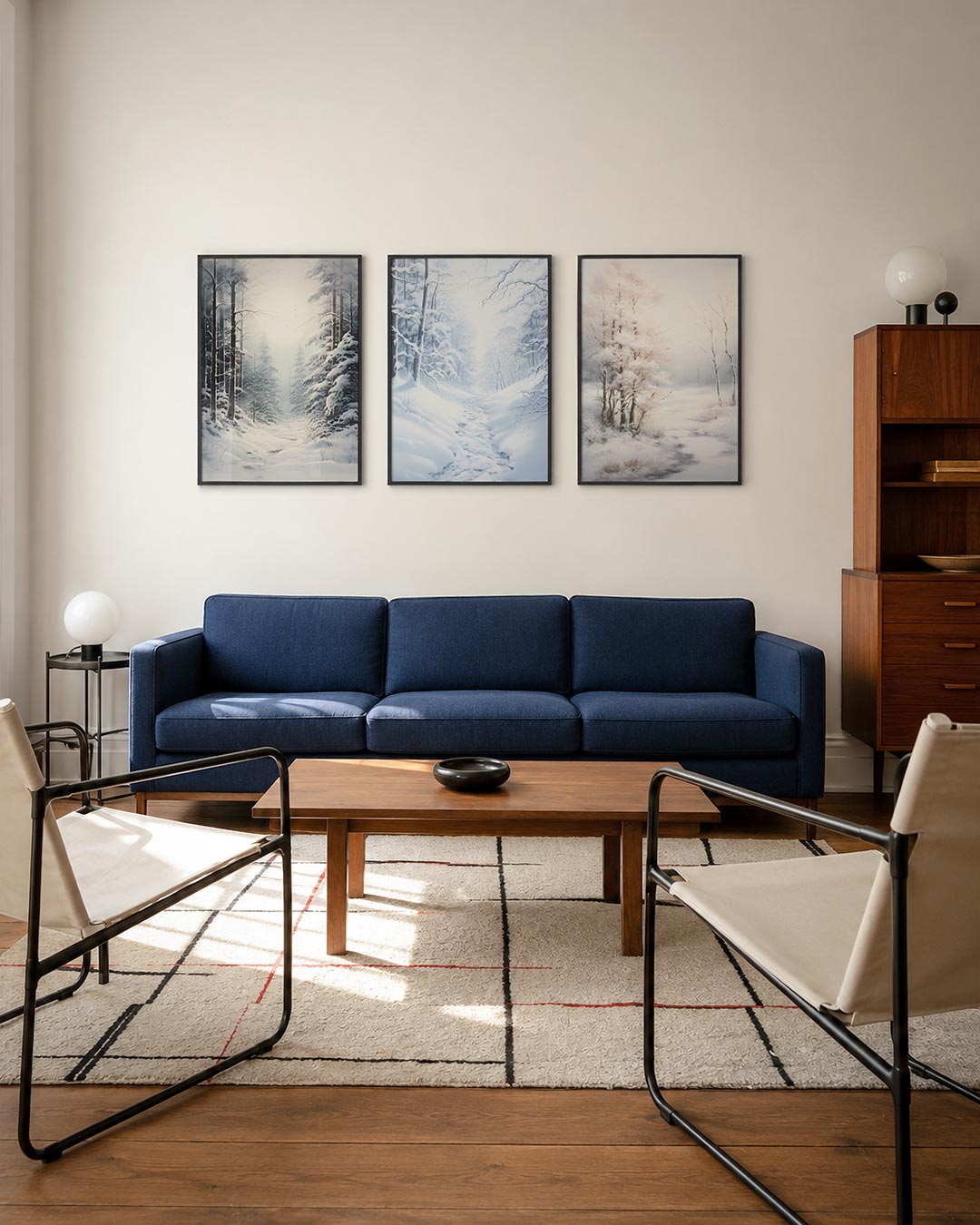 Winterse bosweg posterset – derde productweergave – een serene winterse bosweg met hoge, besneeuwde bomen en