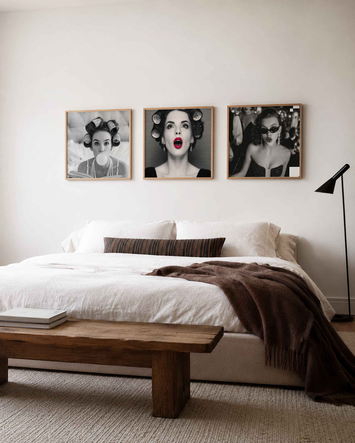 Interieurpresentatie van een driedelige vierkante posterset met glamourportretten