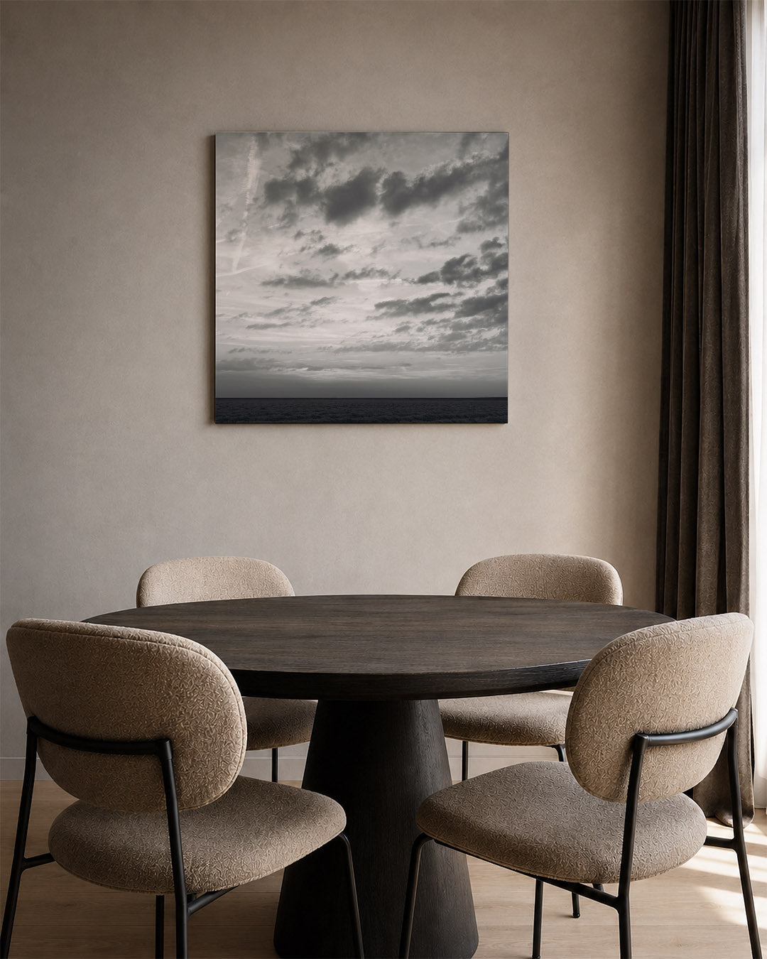 Landschap met wolken kunstwerk – tweede productweergave – deze kunstwerk toont een uitgestrekt landschap met dramatische