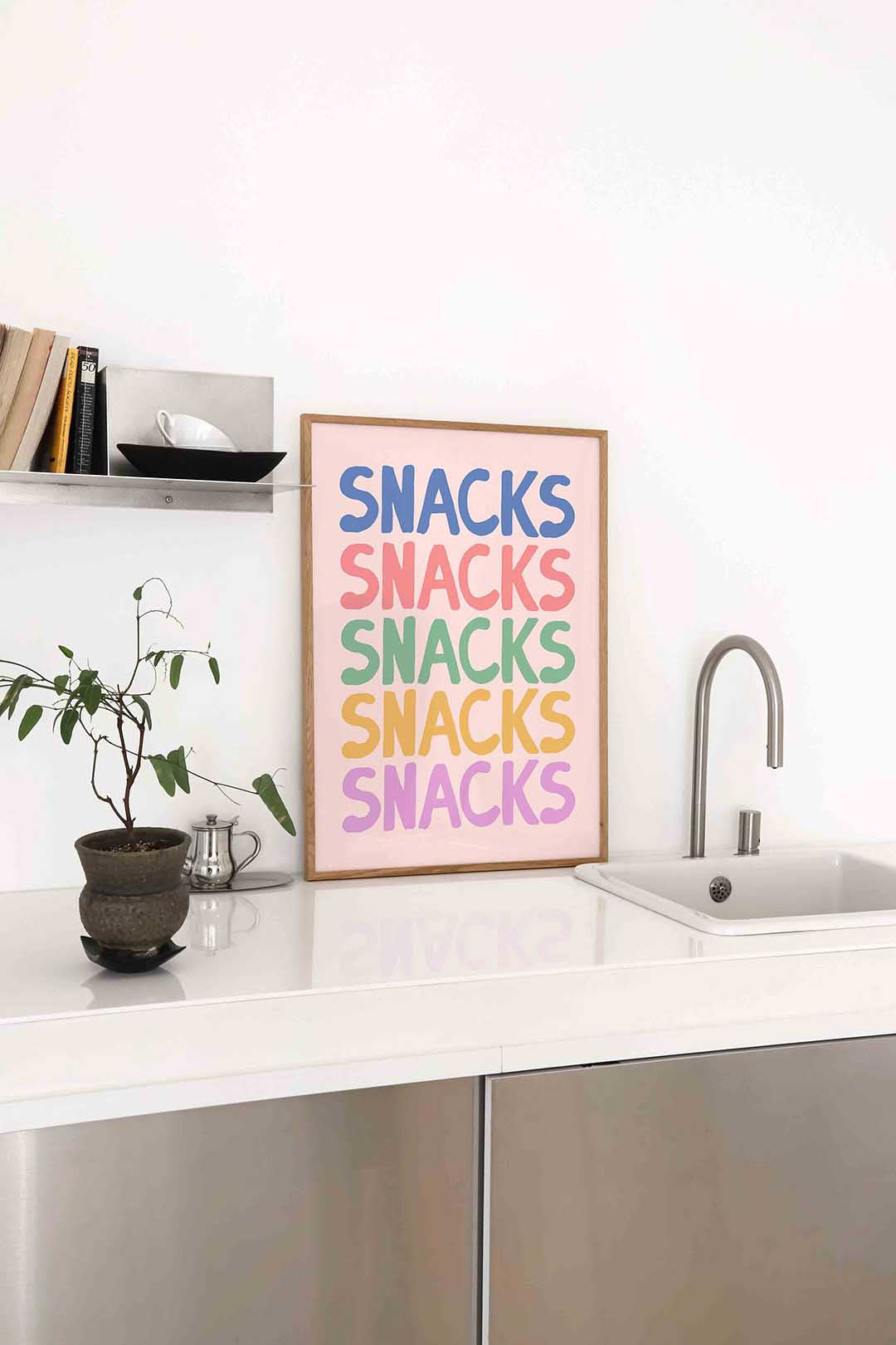 Snacks herhalende tekst – staande keuken wanddecoratie van WallArtistic