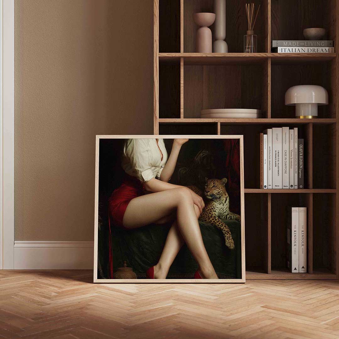Vrouw met luipaard – kleurrijke Pop Art poster in vierkant formaat