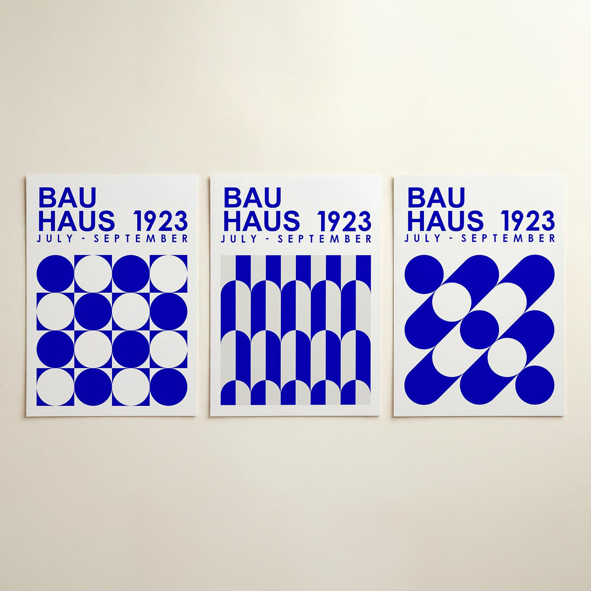 Cirkelritme blauw posterset – detailweergave – deze posterset in drie delen toont een speelse wisselwerking van blauwe en