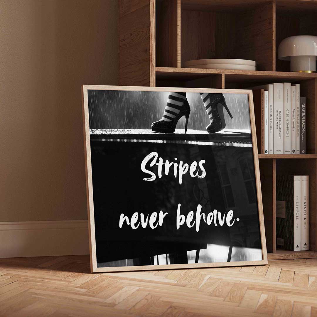 Strepen en hakken – vierkante Pop Art wanddecoratie van WallArtistic