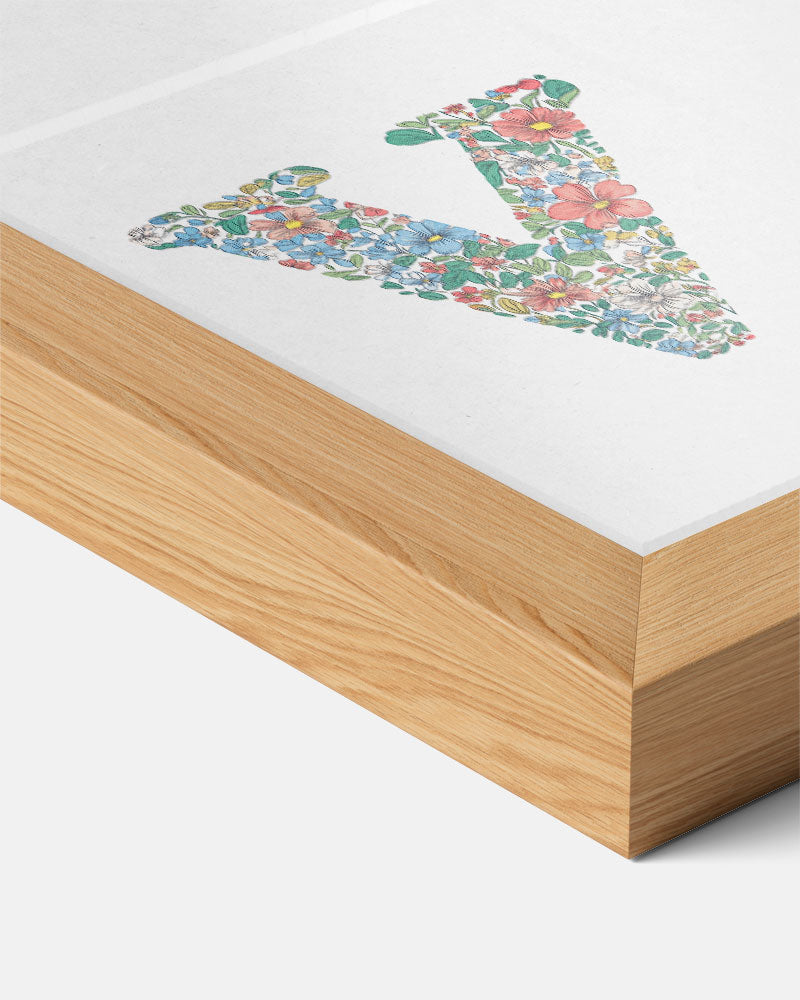 Bloemrijke Letter V – kids poster als vrolijke staande wanddecoratie