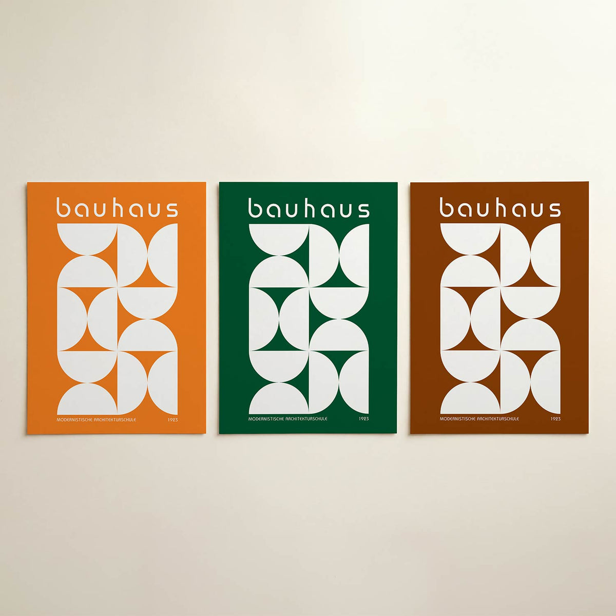 Vorm en kleur posterset – detailweergave – deze posterset in drie delen toont een levendige oranje achtergrond met witte