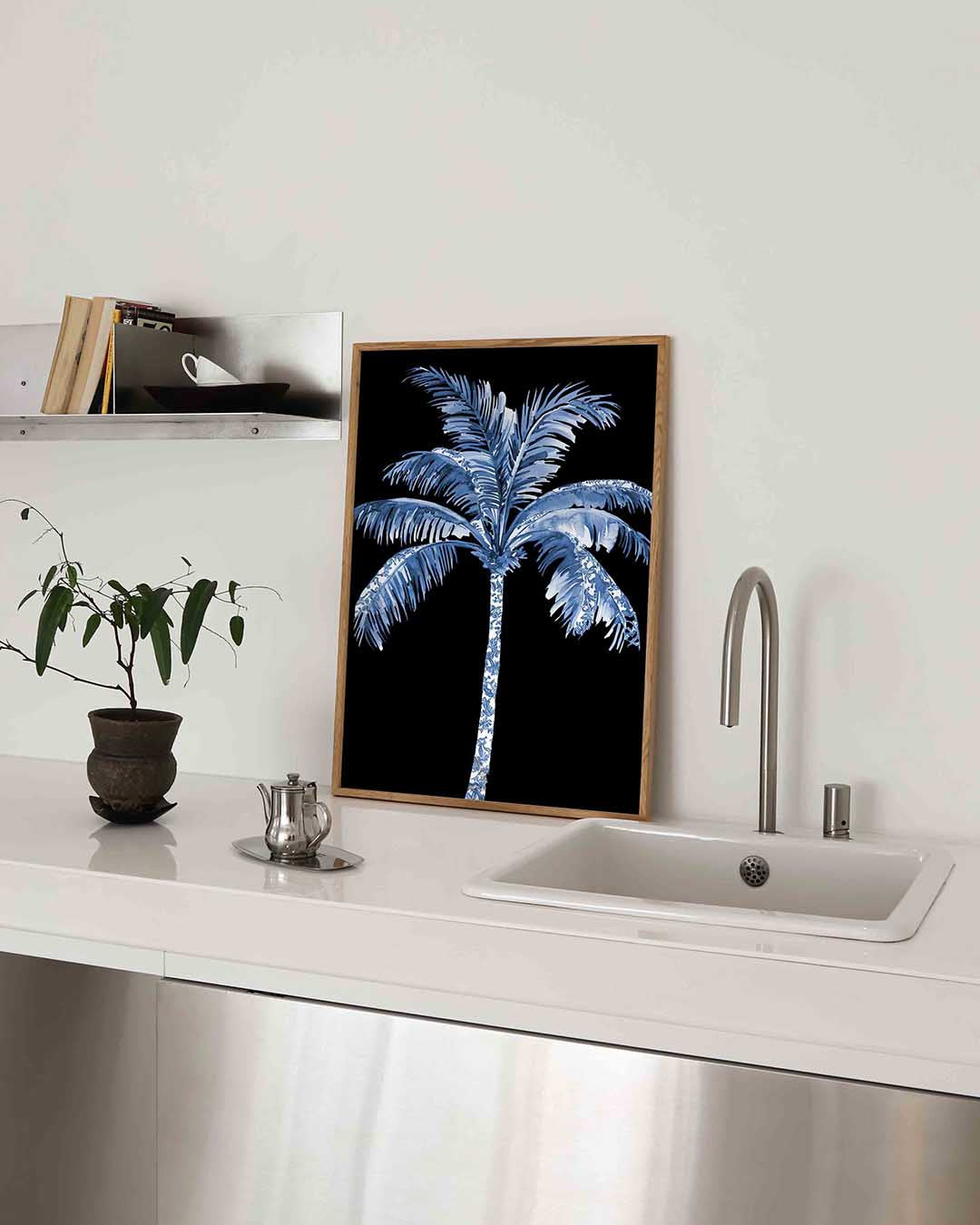 Blauwe palmboom – blauw-witte poster in staand formaat