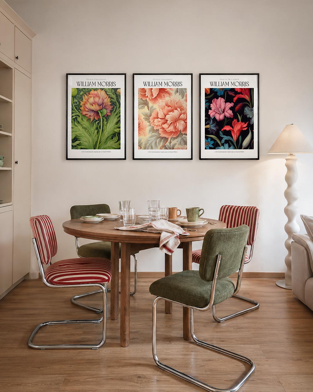 Bloem en blad driedelige posterset – een levendige bloem met golvende oranje en roze blaadjes,