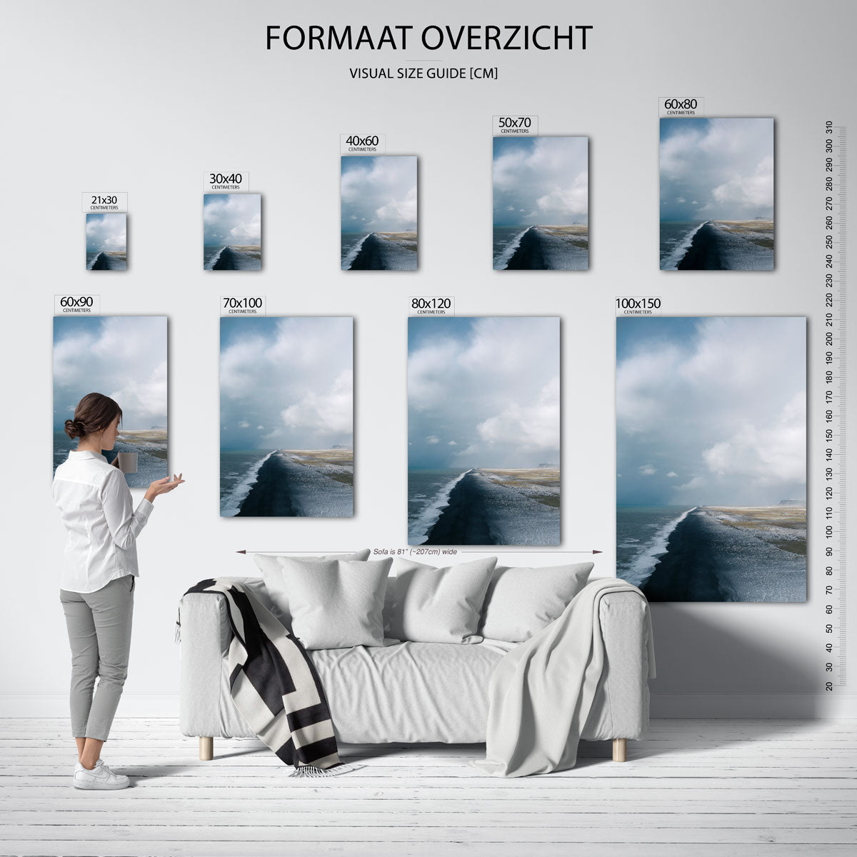 Kustlandschap poster – sfeerbeeld – een kustlijn met een lucht en golven die het strand raken. De kleuren zijn koel en