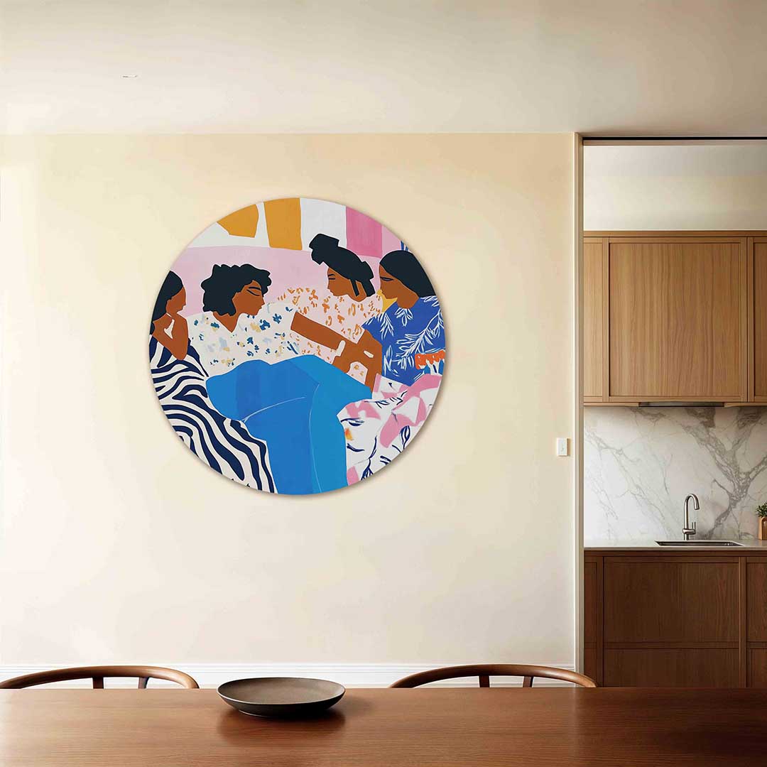 Vrouwen in kleurrijke patronen – ronde wanddecoratie met abstract ontwerp