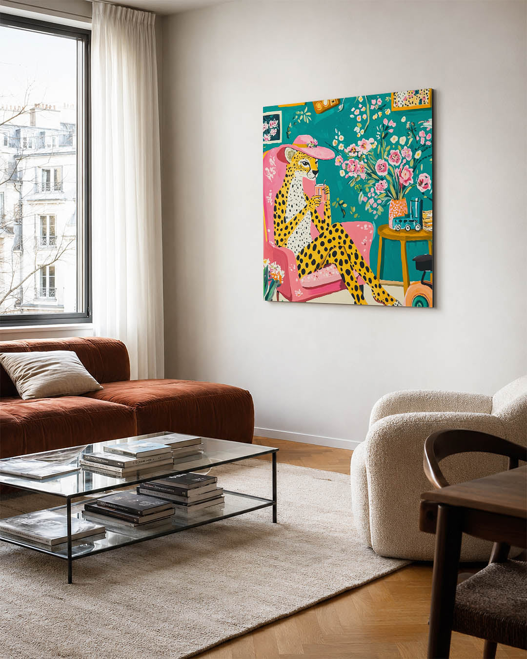 Vrolijke dierenkamer kunstwerk – vierkante wanddecoratie – dit werk toont een luipaard in een roze stoel met bloemen en